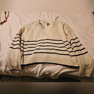 H&M Cropped Cream and Black Striped V-Neck Sweater